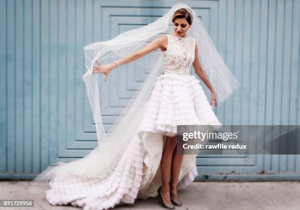 a lovely bride - wedding dress stockfoto's en -beelden