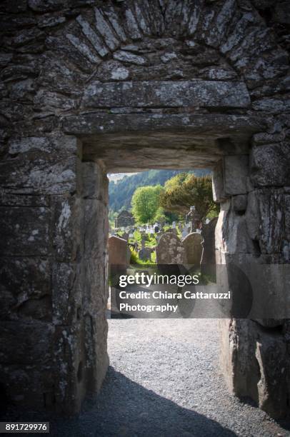 ancient arch in glendalough cemetery - verwaltungsbezirk county wicklow stock-fotos und bilder