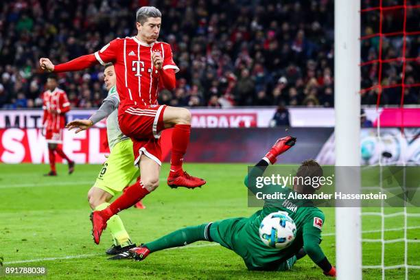 Robert Lewandowski of Bayern Munich scores his team's first goal past Timo Horn of 1.FC Koeln during the Bundesliga match between FC Bayern Muenchen...