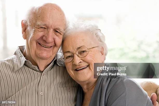 elderly man and woman sitting on couch  - 89 imagens e fotografias de stock