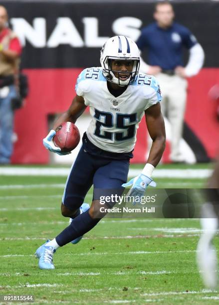 Adoree' Jackson of the Tennessee Titans runs with the ball against the Arizona Cardinals at University of Phoenix Stadium on December 10, 2017 in...