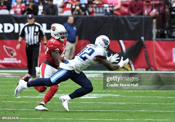 Delanie Walker of the Tennessee Titans attempts to make a diving catch while being defended by Antoine Bethea of the Arizona Cardinals at University...