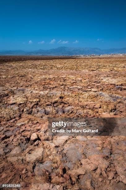 parched landscape on the dallol volcano, danakil depression, ethiopia - danakil depression 個照片及圖片檔