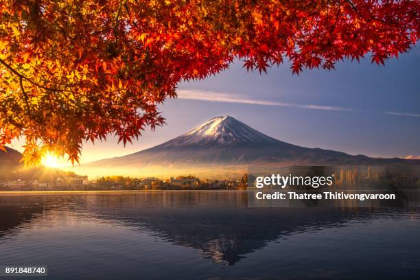 colorful autumn season and mountain fuji with morning fog and red leaves at lake kawaguchiko is one of the best places in japan - koshin'etsu region photos et images de collection