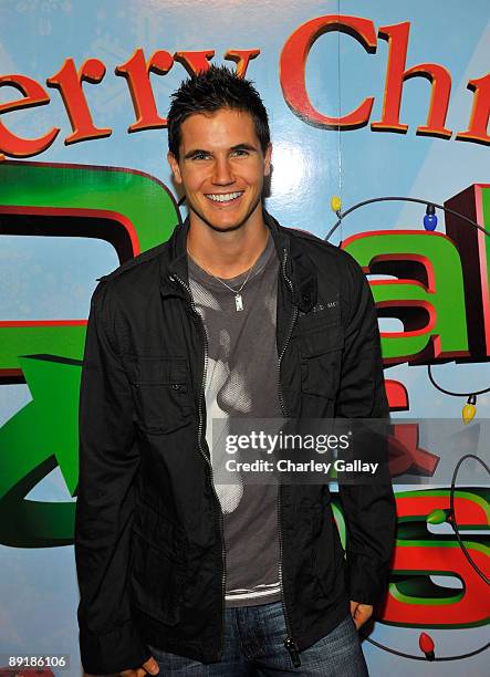 Actor Robbie Amell arrives at the world premiere of "Merry Christmas, Drake & Josh!" at the Westside Pavillion on December 2, 2008 in Westwood,...