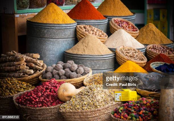 close up of spies in a market stall in djemaa el fna, marrakech, morocco - marrakech spice stockfoto's en -beelden