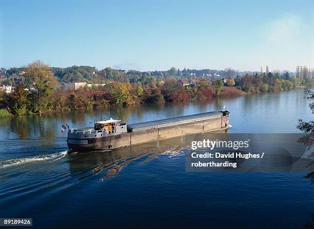 a barge on the river seine at bois le roi, ile de france, france, europe - ile de france ストックフォトと画像