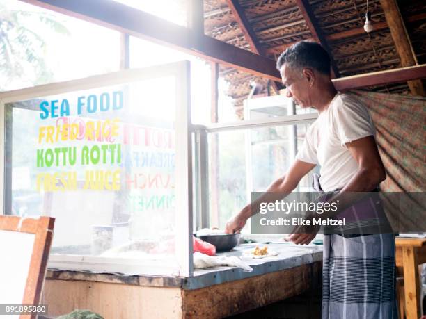 man making at food stalls preparing food - srilanka city road stockfoto's en -beelden