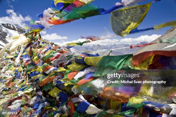 buddhist praying flags - ムクティナート ストックフォトと画像