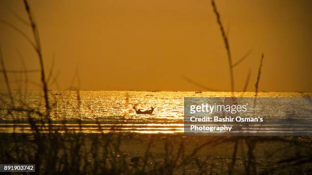 the dusky moments over the beach - unfaithful press night fotografías e imágenes de stock