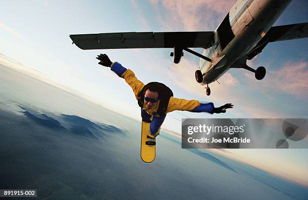 man skyboarding over lake elsinore, plane overhead - extreme sporten stockfoto's en -beelden