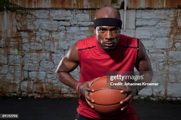 portrait of basketball player in urban setting - zweetband stockfoto's en -beelden