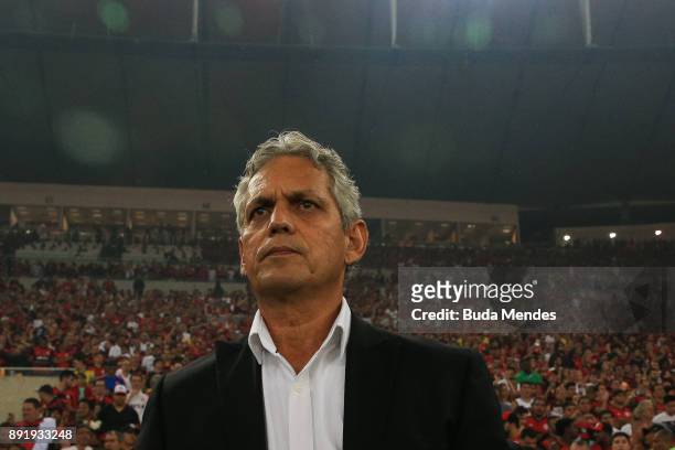 Head coach Reinaldo Rueda Rivera of Flamengo looks on during the second leg of the Copa Sudamericana 2017 final between Flamengo and Independiente at...