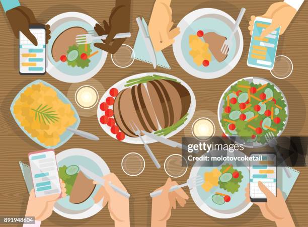 illustrations, cliparts, dessins animés et icônes de vue de dessus des gens en train de dîner tout en utilisant le téléphone portable - table nourriture