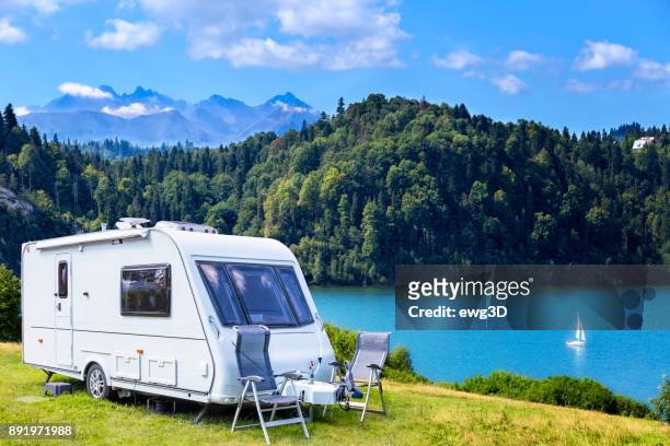 escena de verano con lago de czorsztyn y paisaje de las montañas tatra, polonia - trailer fotografías e imágenes de stock