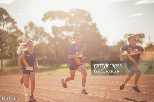 racing in athletics club - kids track and field stock pictures, royalty-free photos & images