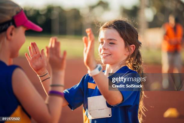 travail d’équipe au club d’athlétisme - sport déquipe photos et images de collection