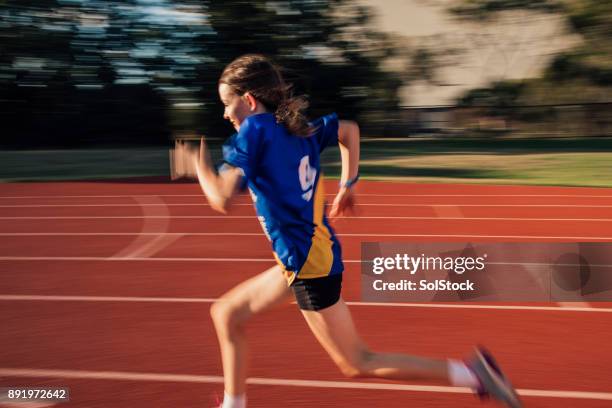 formation de vitesse au club d’athlétisme - sprint-course-sur-piste photos et images de collection