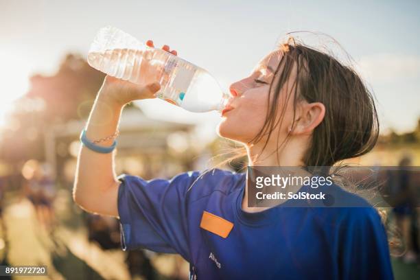 ¡el agua es el combustible para el ejercicio! - thirsty fotografías e imágenes de stock