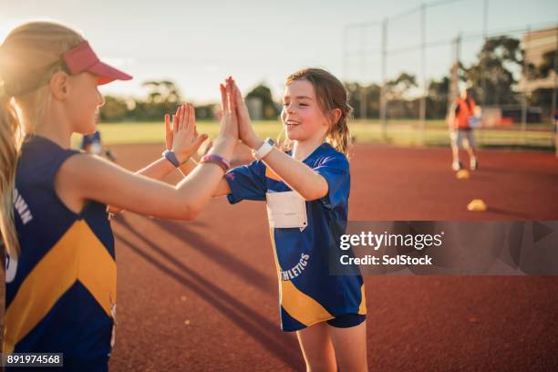 trabajo en equipo en el club de atletismo - estadio de atletismo fotografías e imágenes de stock