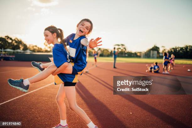 brincando no clube de atletismo - kids sports - fotografias e filmes do acervo