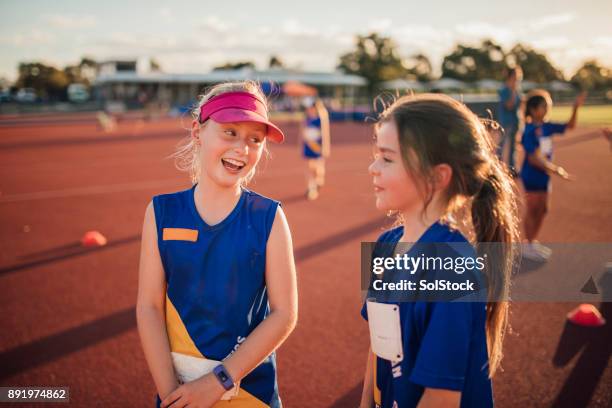 socializar en el club de atletismo - estadio de atletismo fotografías e imágenes de stock