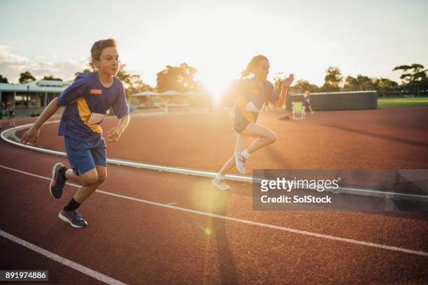 mädchen rennen - athletics australia stock-fotos und bilder