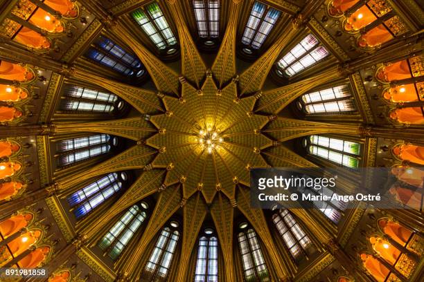 budapest, hungarian parliament building, interior dome - marie ange ostré photos et images de collection