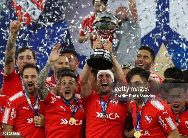 Players of Independiente celebrate with the trophy after victory of the Copa Sudamericana 2017 final between Flamengo and Independiente at Maracana...