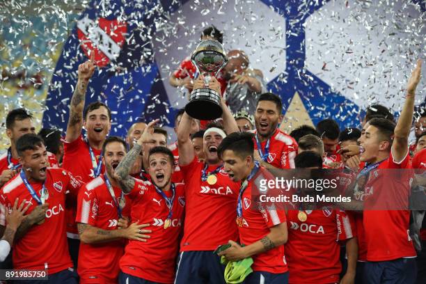 Players of Independiente celebrate with the trophy after victory of the Copa Sudamericana 2017 final between Flamengo and Independiente at Maracana...