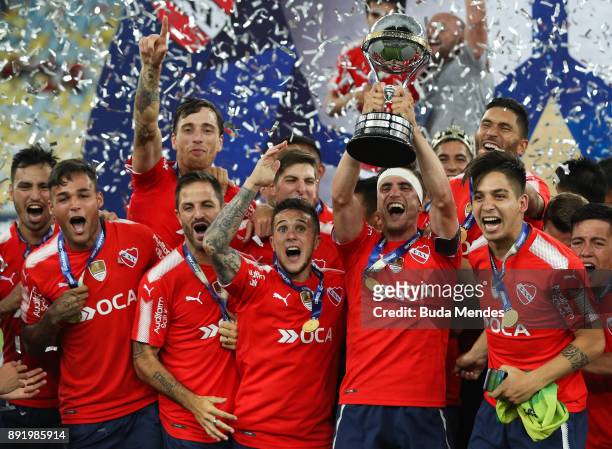 Players of Independiente celebrate with the trophy after victory of the Copa Sudamericana 2017 final between Flamengo and Independiente at Maracana...