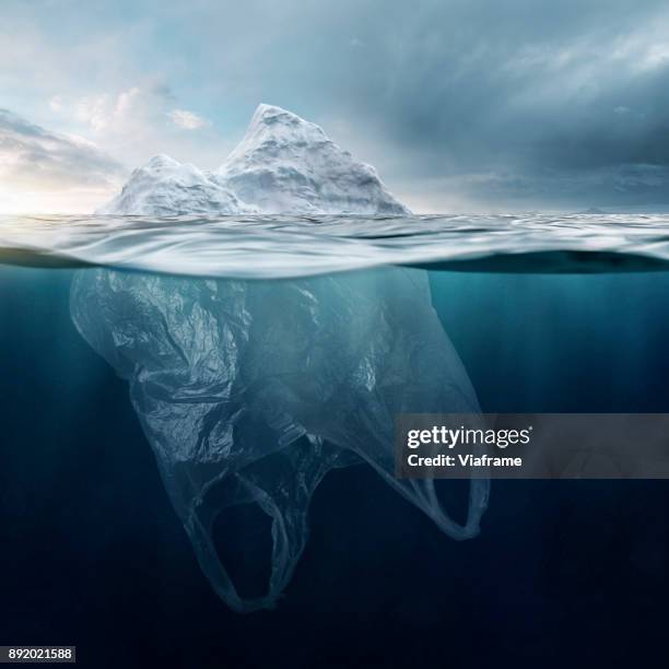 iceberg plasticbag - contaminación de aguas fotografías e imágenes de stock
