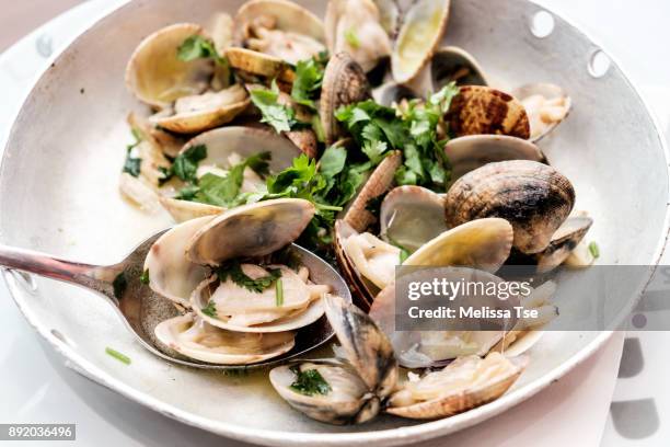 clams a bulhao pato (clams with lemon and garlic) - clam seafood stock pictures, royalty-free photos & images