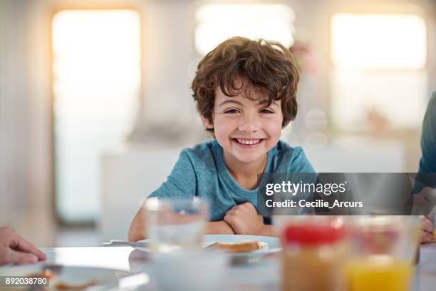 ich liebe mich einige frühstück - boy eating stock-fotos und bilder