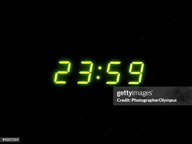 eine minute bis mitternacht - digitaluhr stock-fotos und bilder