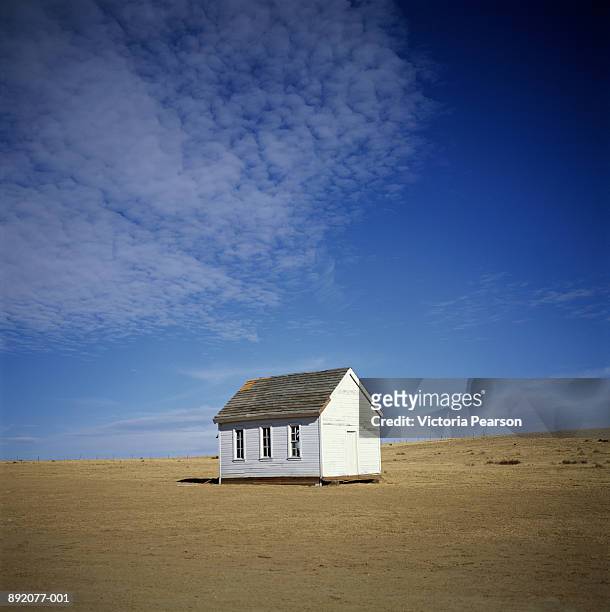 small white house in desolate area, new mexico, usa - piccolo foto e immagini stock