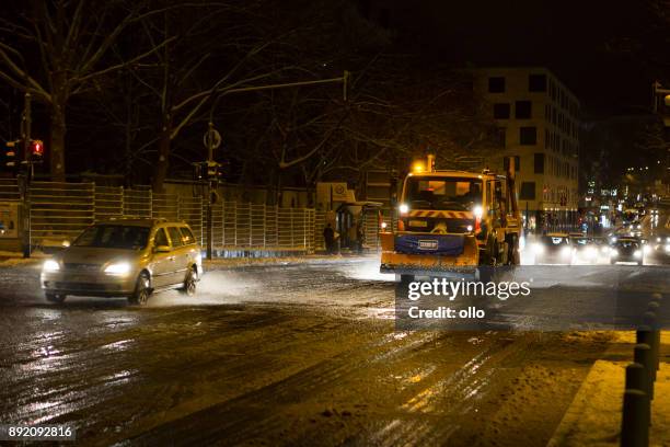schneepflug lkw auf einer straße in wiesbaden - glatteis stock-fotos und bilder