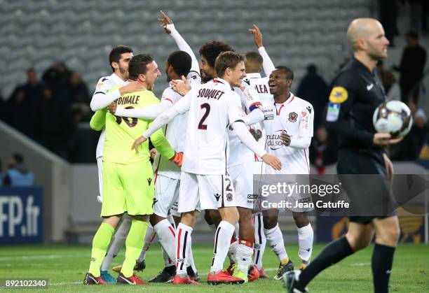 Goalkeeper of OGC Nice Yoan Cardinale celebrates the victory with Arnaud Souquet, Bonfim Dante, Jean Michael Seri and teammates following the penalty...