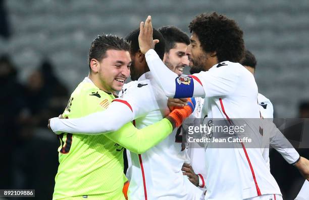 Goalkeeper of OGC Nice Yoan Cardinale celebrates the victory with Bonfim Dante following the penalty shootout during the French League Cup match...