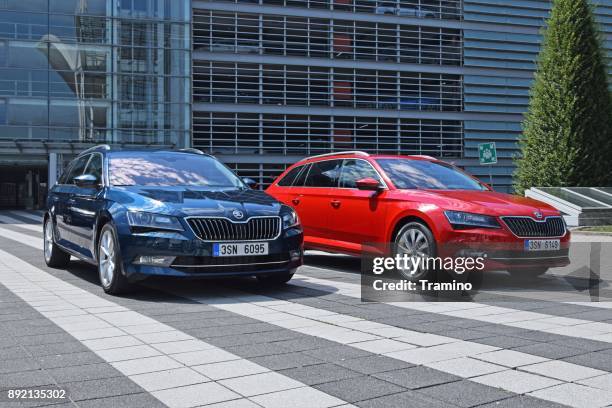 skoda superb voertuigen op de parking - škoda stockfoto's en -beelden