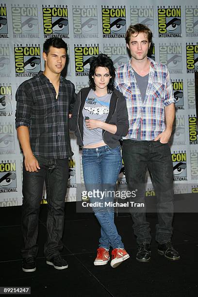 Actors Taylor Lautner, Kristen Stewart and Robert Pattinson attend the 2009 Comic-Con "Twilight: New Moon" press conference held at the Hilton San...