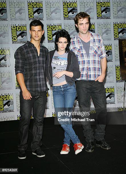 Actors Taylor Lautner, Kristen Stewart and Robert Pattinson attend the 2009 Comic-Con "Twilight: New Moon" press conference held at the Hilton San...