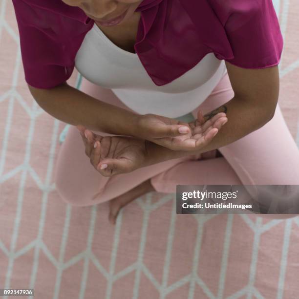 Mujer embarazada practicar yoga