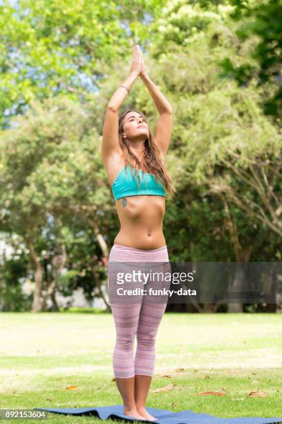 australische jonge vrouw doet yoga - lypseaus2015 stockfoto's en -beelden