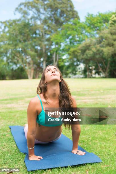 australische jonge vrouw doet yoga - lypseaus2015 stockfoto's en -beelden