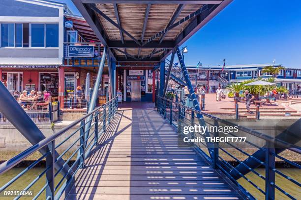 knysna fußweg am wasser in südafrika - knysna stock-fotos und bilder