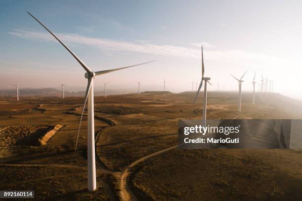 wind turbines - energias renovaveis imagens e fotografias de stock