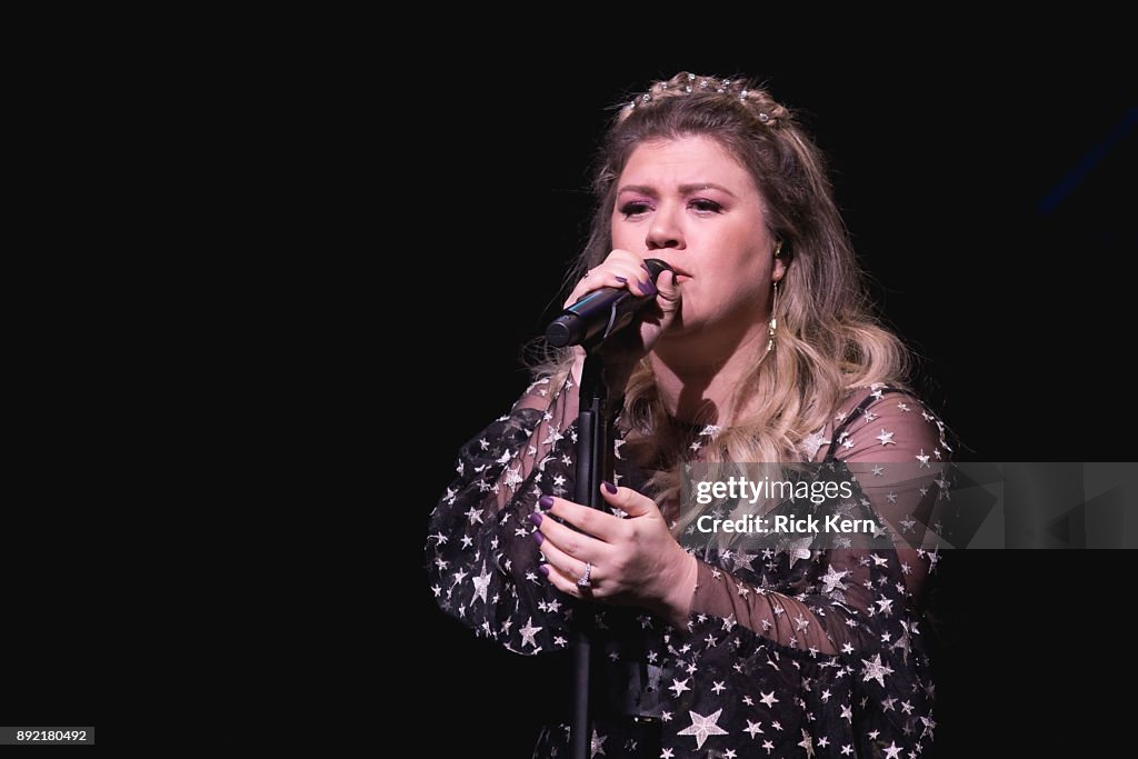 Merry Mix Show 2017 Featuring Kelly Clarkson