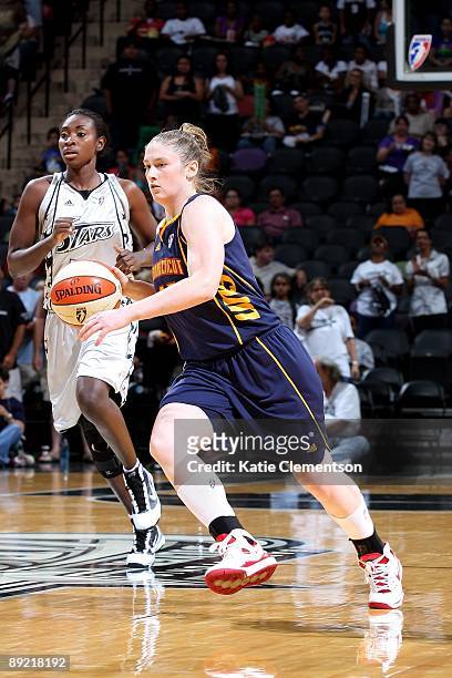 Lindsay Whalen of the Connecticut Sun drives the ball up court during the game against the San Antonio Silver Stars on July 17, 2009 at the AT&T...