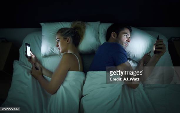slechte slaapkamer etiquette - verslaving stockfoto's en -beelden